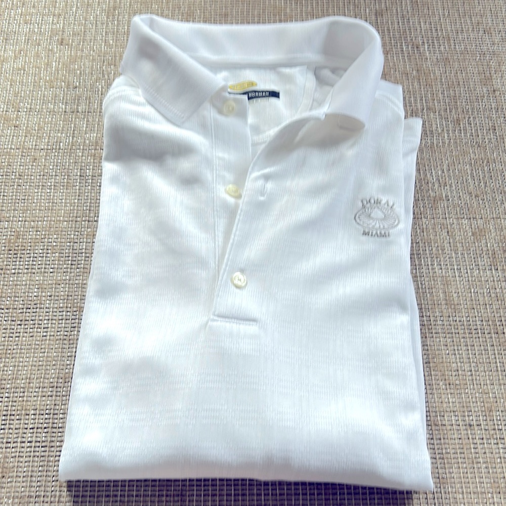 Men’s golf shorts never worn. Greg Norman collection.